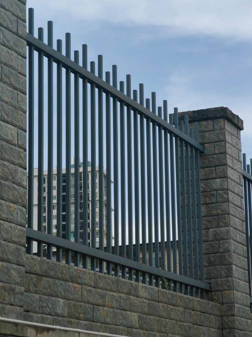 市政圍欄護欄產(chǎn)品選購要點與源頭工廠經(jīng)驗分享